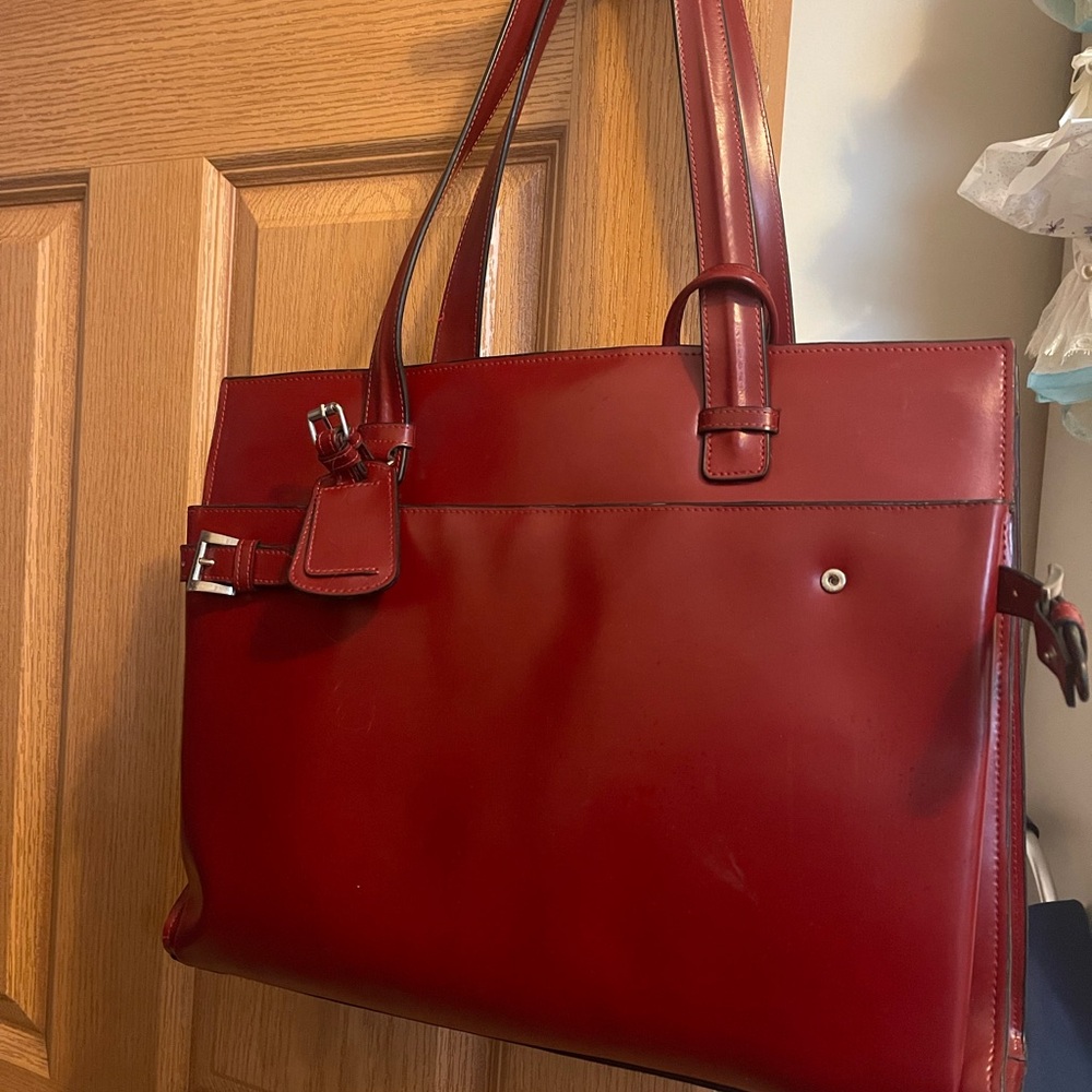 Vibrant Red Leather purse with Design come with a smaller bag attached - Picture 3 of 10